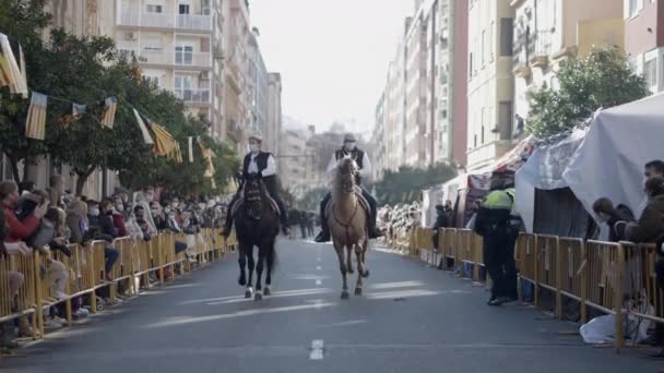 Pessoas Por Trás Cerca Barricada Assistindo Dois Cavaleiros Montando Seu — Vídeo de Stock