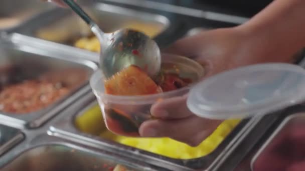 Розміщення Kimchi Круглому Пластиковому Харчовому Контейнері Зльоту Крупним Планом — стокове відео