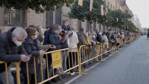 คนในหน ากากย นอย เหล องรอขบวนพาเหรดของส ในช วงเทศกาลซานตาแอนโตน โอในวาเลนเซ สเปน — วีดีโอสต็อก