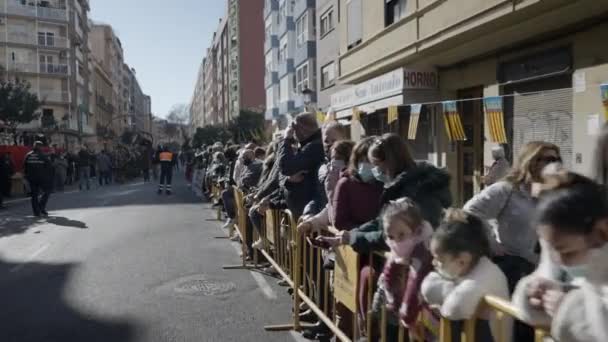 バレンシア スペインのセントアンソニー アボットの人気祭りでバリケードの後ろに混雑した人々 トラッキングショット — ストック動画