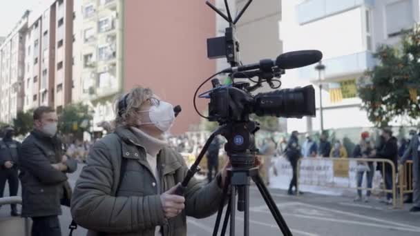 Kamera Muž Videokamerou Stativu Pozice Podle Ulice Během Festivalu San — Stock video