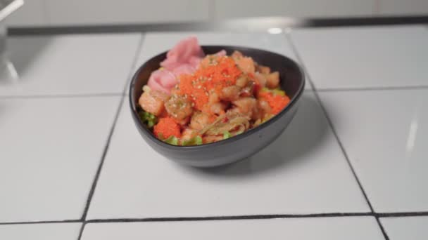 Susam Tohumu Tobiko Ile Süslenmiş Somon Balığı Ton Balığı Kasesi — Stok video