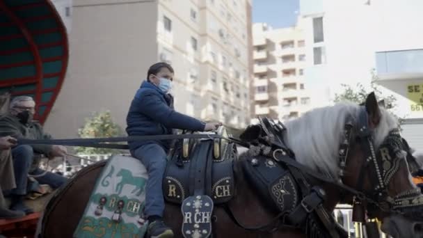 スペインのバレンシアでサンアントニオ国際広告祭中の馬祭り トラッキングショット — ストック動画