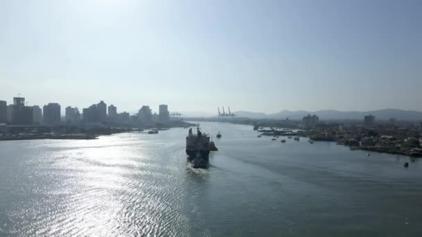 Lastfartyg Som Seglar Oceanen Nära Santa Catarina Södra Brasilien Drönarskott — Stockvideo