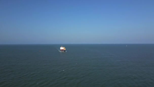 Αεροφωτογραφία Του Πλοίου Βυτιοφόρου Που Προσεγγίζει Την Ακτή Sunny Day — Αρχείο Βίντεο