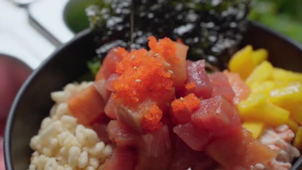 Sprinkling Nasiona Sezamu Poke Bowl Świeżego Tuńczyka Ahi Tobiko Zbliżenie — Wideo stockowe
