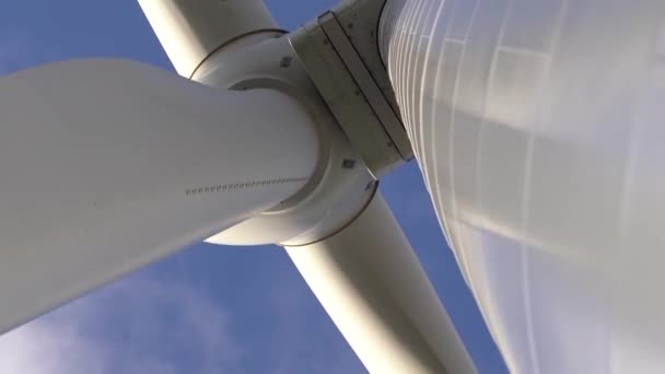 Flygfoto Vindkraftverk Spinning Skapa Förnybar Energi Bilder Vindturbinen Nära Håll — Stockvideo