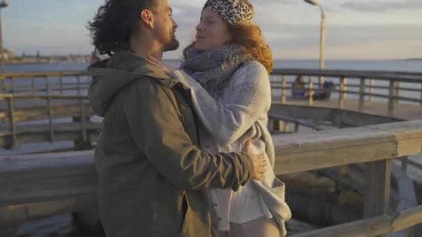 Feliz Pareja Embarazada Enamorada Abrazándose Embarcadero Frente Océano Bajo Luz — Vídeo de stock