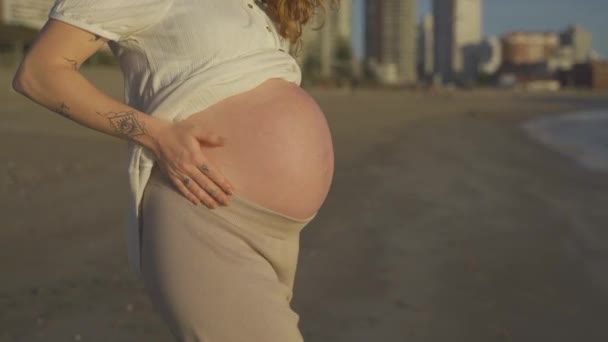 Szczęśliwy Ciąży Mama Ogromny Brzuch Pozowanie Plaży Podczas Zachód Słońca — Wideo stockowe