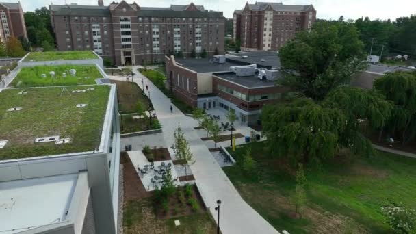 空中倾斜拍摄揭示了大学宿舍的建筑 学术建筑的屋顶上有绿色空间 人行道让学生们可以步行到校园 住宅大学生活主题 — 图库视频影像