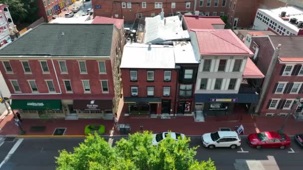 空中卡车拍摄的小企业和当地咖啡馆沿着一个奇特的郊区街道 街上的停车场和可步行的砖人行道让购物者在城里享受一个安静的早晨 — 图库视频影像