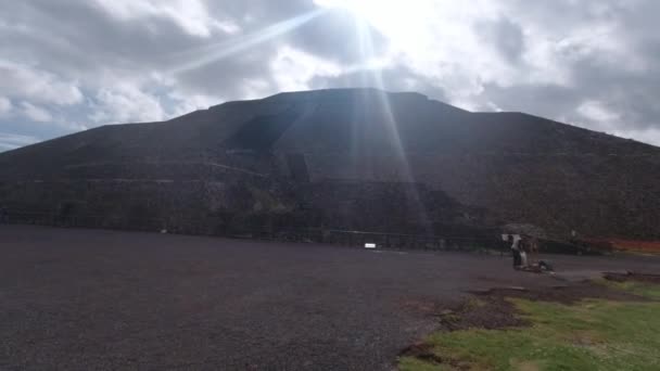 Walking Teotihuacan Pyramid Sun Ancient Ruins Aztec Civilization Top Notch — Stock Video