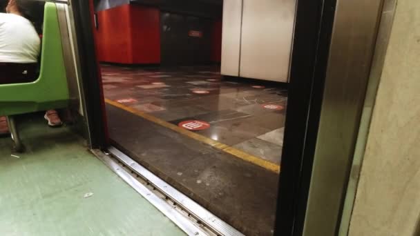 Apertura Automática Puertas Metro Subterráneo Ciudad México Personas Sentadas Vagón — Vídeos de Stock