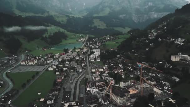 Drónantenna Hátrafelé Halad Svájci Endelberg Város Fölé Ahol Titlis Hegy — Stock videók