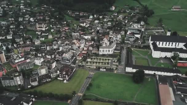 スイスの山々によってエンデルベルクの小さな町で道路上の車の無人航空機 — ストック動画