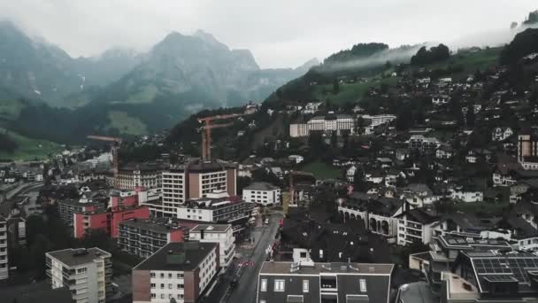Endelberg Svájci Városának Drónantennája Felszáll Leszáll Egy Felhős Napon Hegyek — Stock videók