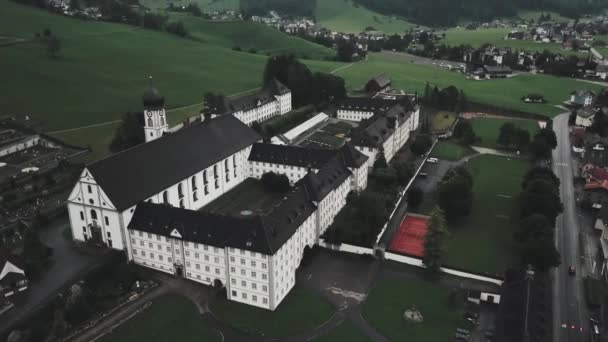 无人机在大庭院上空盘旋 展示了整个瑞士恩德尔堡修道院 — 图库视频影像