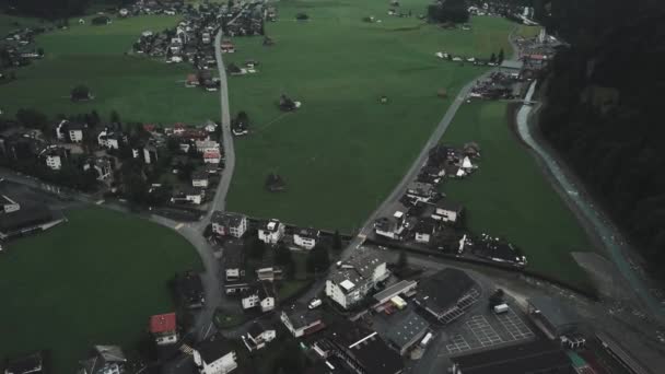 Drone Antenna Felett Csendes Vidéki Város Endelberg Svájcban Lassan Serpenyőben — Stock videók