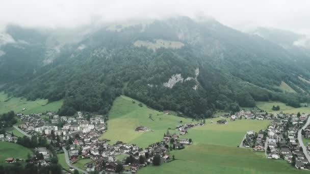 주위에 스위스 의작은 베르크를 드론으로 천천히 내려가다 — 비디오