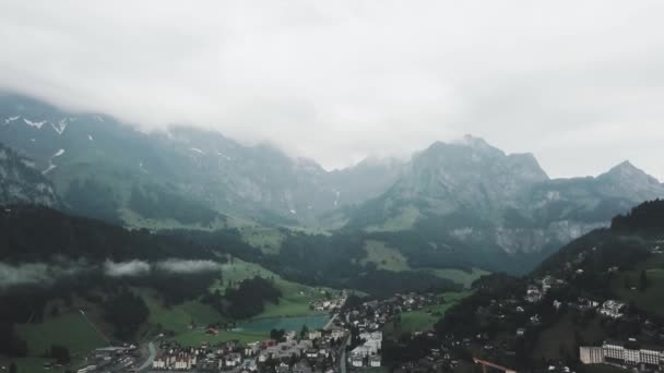 Drone Légi Lassú Serpenyő Maradt Endelberg Fölött Svájcban Egy Felhős — Stock videók