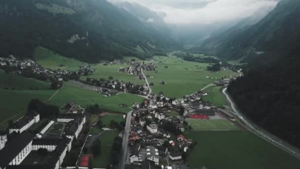 사이의 구름낀 스위스 의작은 베르크 상공에서 비행기를 천천히 나아가는 — 비디오