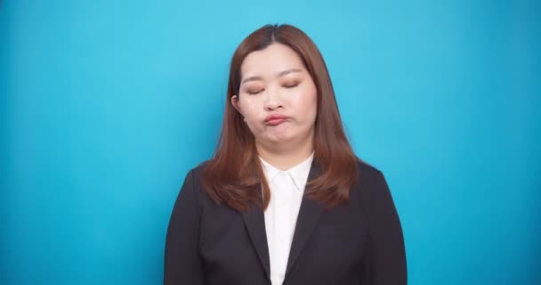 Frustrovaný Stres Mladé Asijské Podnikatelky Vyrovnat Emocemi Zklamání Izolované Modrém — Stock video