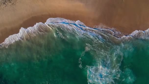 Vista Aérea Del Dron Playa Del Océano Con Olas — Vídeos de Stock