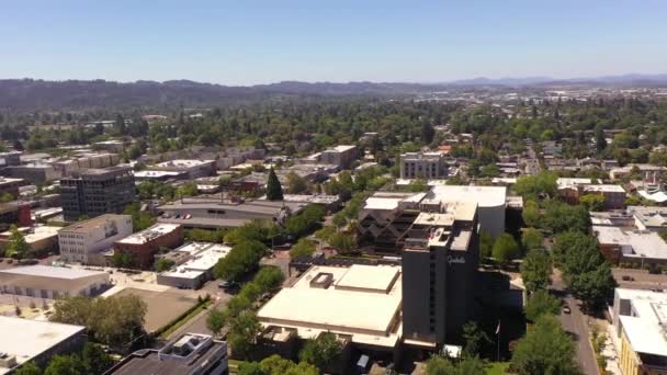 オレゴン州ユージンのハルトセンターの隣にある大学院棟 建物の周りのドローン軌道 — ストック動画