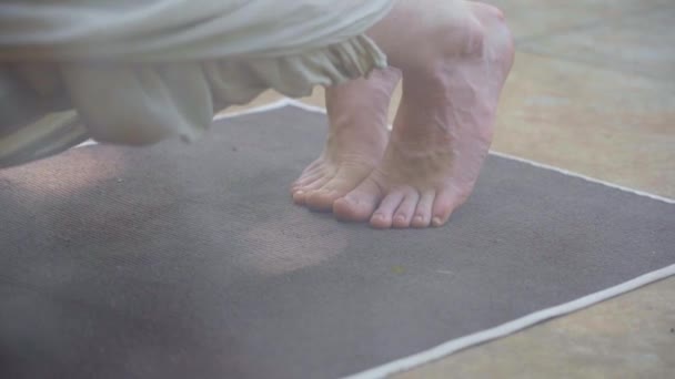 Nahaufnahme Der Füße Yoga Haltung — Stockvideo