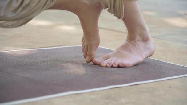 Amerikalı Erkeklerin Ayakları Yoga Duruşunda — Stok video