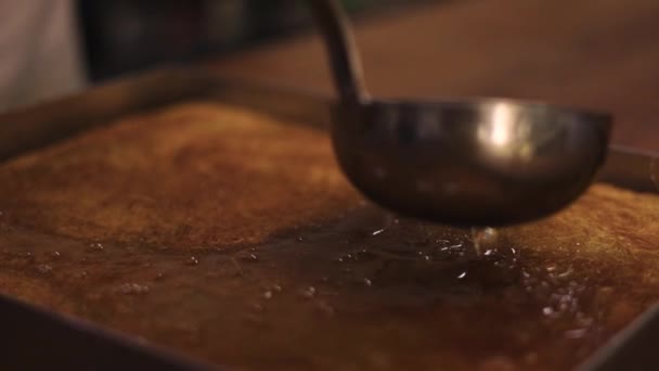 Versare Sciroppo Sulla Padella Con Tradizionali Tagliatelle Ripiene Dessert Baklava — Video Stock