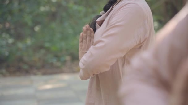 Gebetshaltung Mit Gefalteten Händen Isha Hatha Yoga — Stockvideo