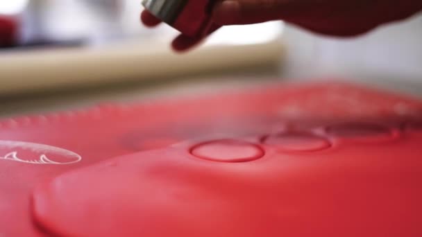 Σεφ Του Ζαχαροπλαστείου Κόβει Την Κόκκινη Ζύμη Κέικ Στρογγυλό Σχήμα — Αρχείο Βίντεο