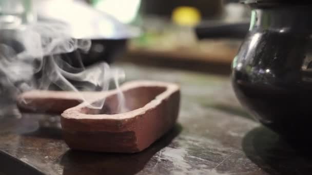 古代の慣行としてインドの台所で線香の燃焼カップ — ストック動画
