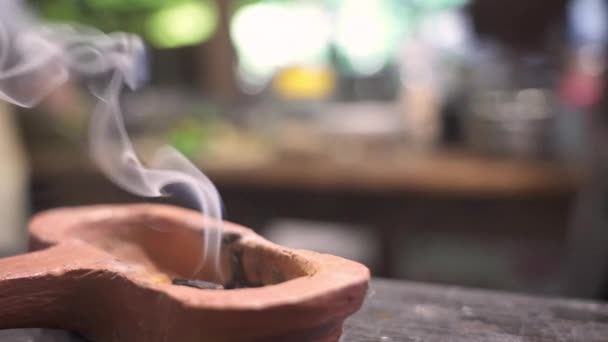Una Antigua Práctica Quema Incienso Cocina India — Vídeo de stock