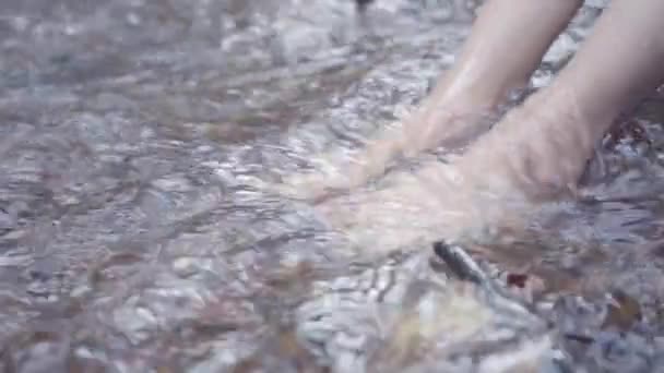 在印度 女人的脚在天然的溪流中飞溅 — 图库视频影像