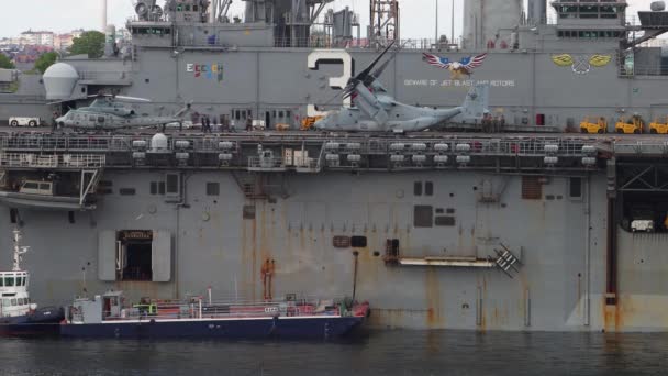 Helicopter Equipment People Onboard Battleship Uss Kearsarge — Stock Video