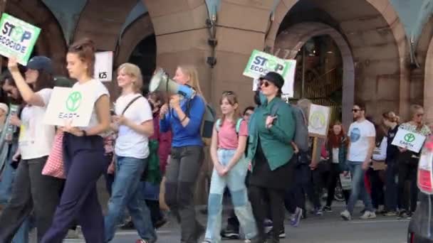 Demonstranten Marcheren Met Honden Fietsen Klimaatbijeenkomst Stockholm — Stockvideo