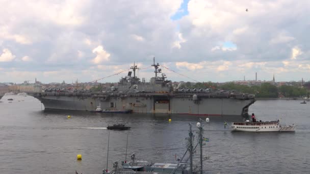 瑞典汽船在美国 Kearsarge 号大型军舰前面驶来 — 图库视频影像