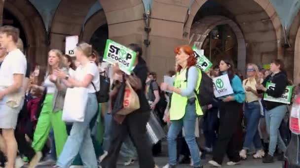 Manifestantes Marcham Comício Ambiental Rua Estocolmo Estática — Vídeo de Stock