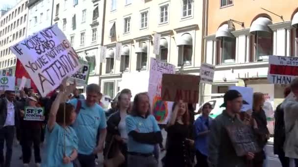Demonstranten Marcheren Met Borden Klimaatbijeenkomst Stockholm Handheld — Stockvideo