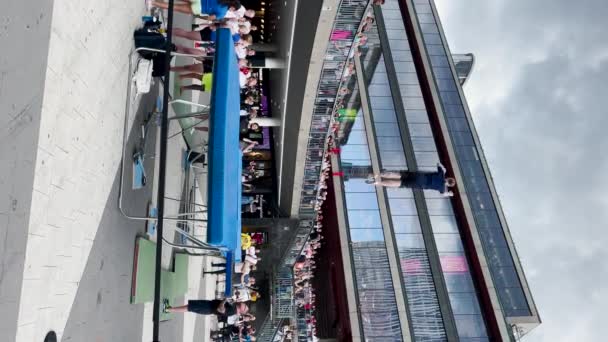 Tiro Vertical Performer Jumping Trampolim Show Estocolmo — Vídeo de Stock