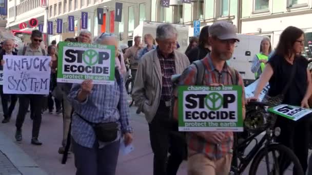 Manifestantes Ancianos Marchan Manifestación Ambiental Calle Estocolmo — Vídeos de Stock