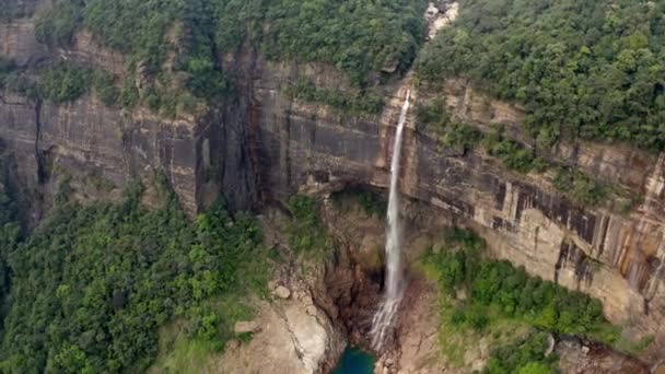 印度梅加拉亚的Nohkalikai瀑布的空中景观 — 图库视频影像