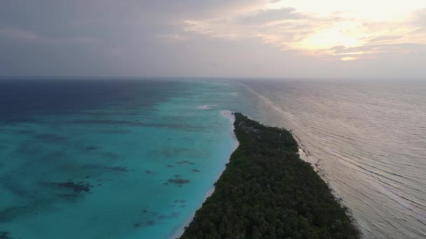 Drone Île Tropicale Éloignée Après Coucher Soleil Crépuscule Avec Ciel — Video