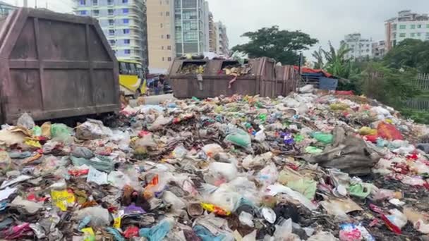 Odpadkový Koš Riverside Městě Životní Prostředí Koncepce Znečištění Vody Panning — Stock video