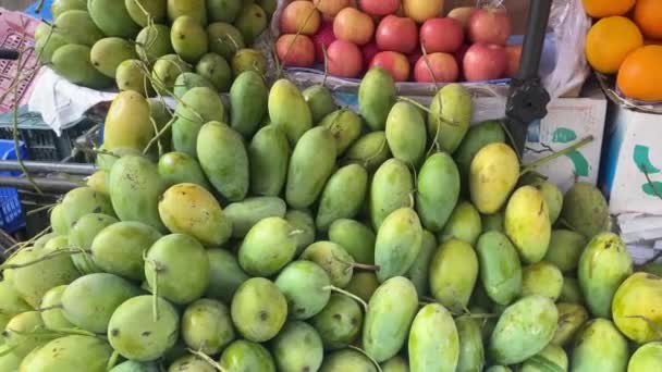 Rząd Mango Pomarańczy Jabłek Targu Owoców Źródło Witamin — Wideo stockowe