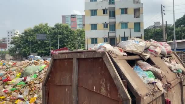 Ένας Τεράστιος Σωρός Από Σκουπίδια Που Ξεχειλίζουν Γύρω Από Τον — Αρχείο Βίντεο