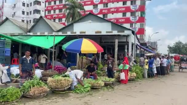 バングラデシュの露天市場で野菜を売る農家 パンニングショット4K — ストック動画