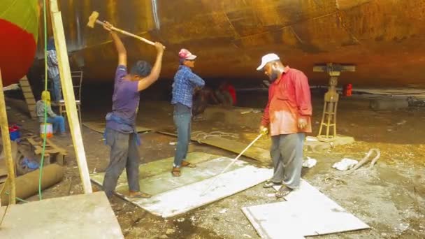 Bangladéš Dock Workers Seen Hammering Sheet Ground Ships Hull Dry — Stock video